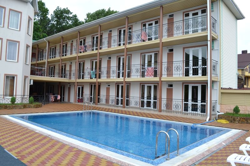 отель с бассейном 