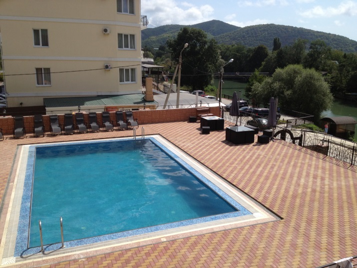 комфортабельный отель с бассейном 
